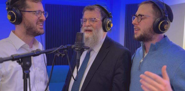 הרב המניק עם ישראל מאיר ושייקה הרשלר - צילום מאיר זלזניק