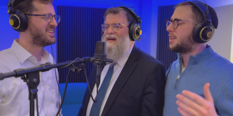 הרב המניק עם ישראל מאיר ושייקה הרשלר - צילום מאיר זלזניק